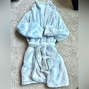 Gently Used Women’s Sherpa Robe!